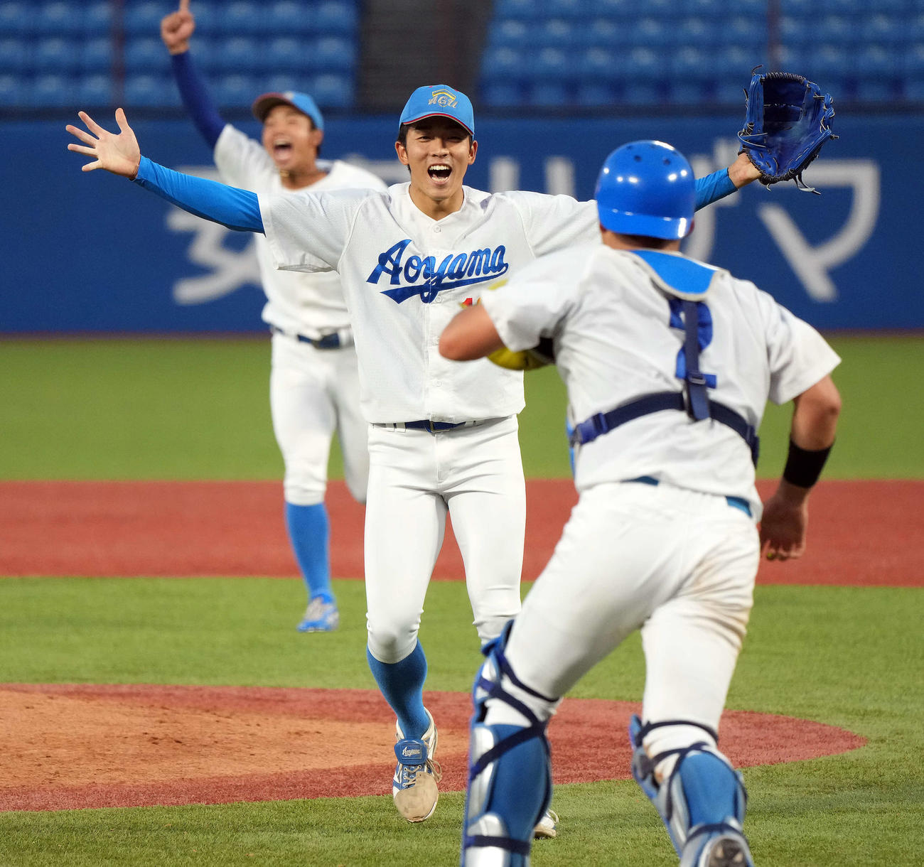 日大対青学大　優勝を飾り笑顔を見せる青学大の常広（撮影・たえ見朱実）
