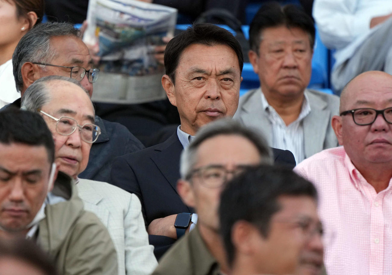 日大－青学大戦視察に訪れたヤクルトの小川GM（撮影・たえ見朱実）