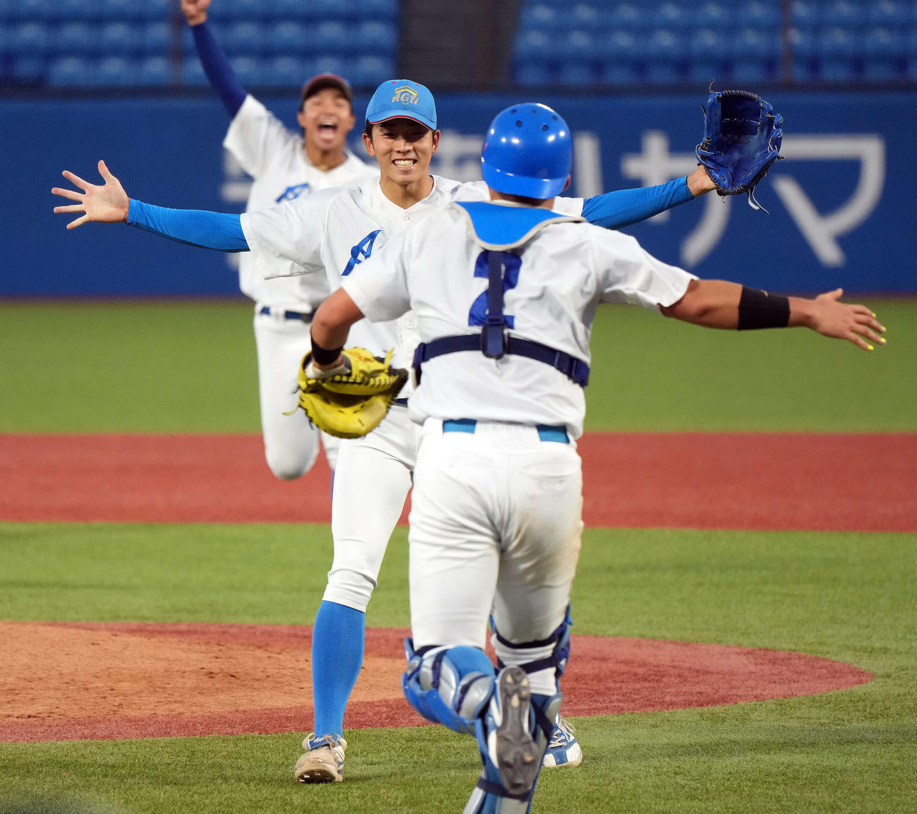 日大対青学大　優勝を飾り笑顔を見せる青学大の常広（撮影・たえ見朱実）