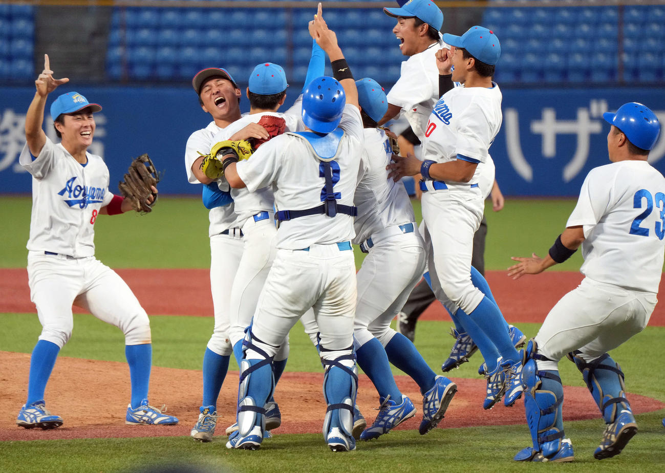 日大対青学大　優勝を飾った青学大（撮影・たえ見朱実）