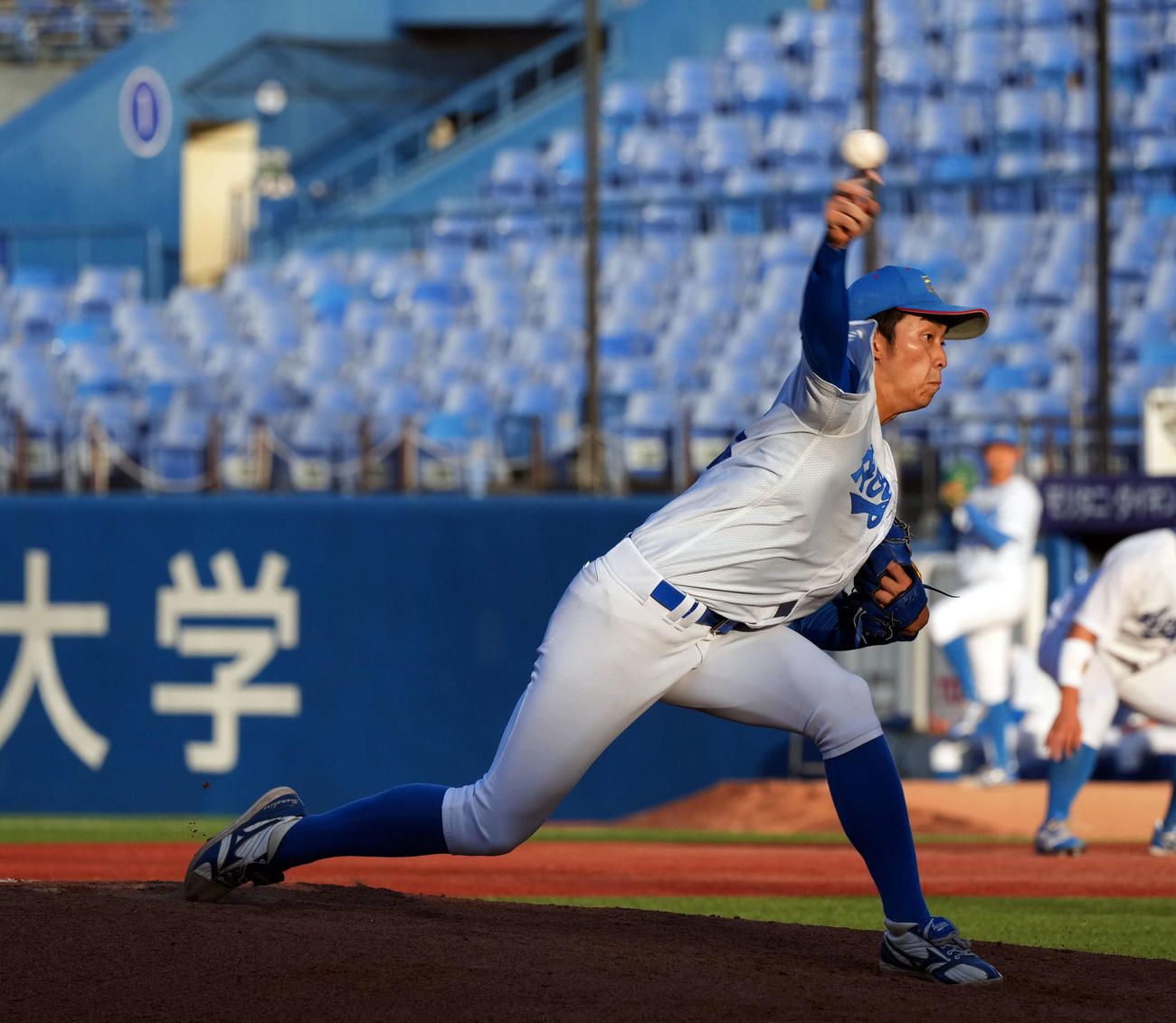 日大対青学大　力投する青学大の先発常広（撮影・たえ見朱実）