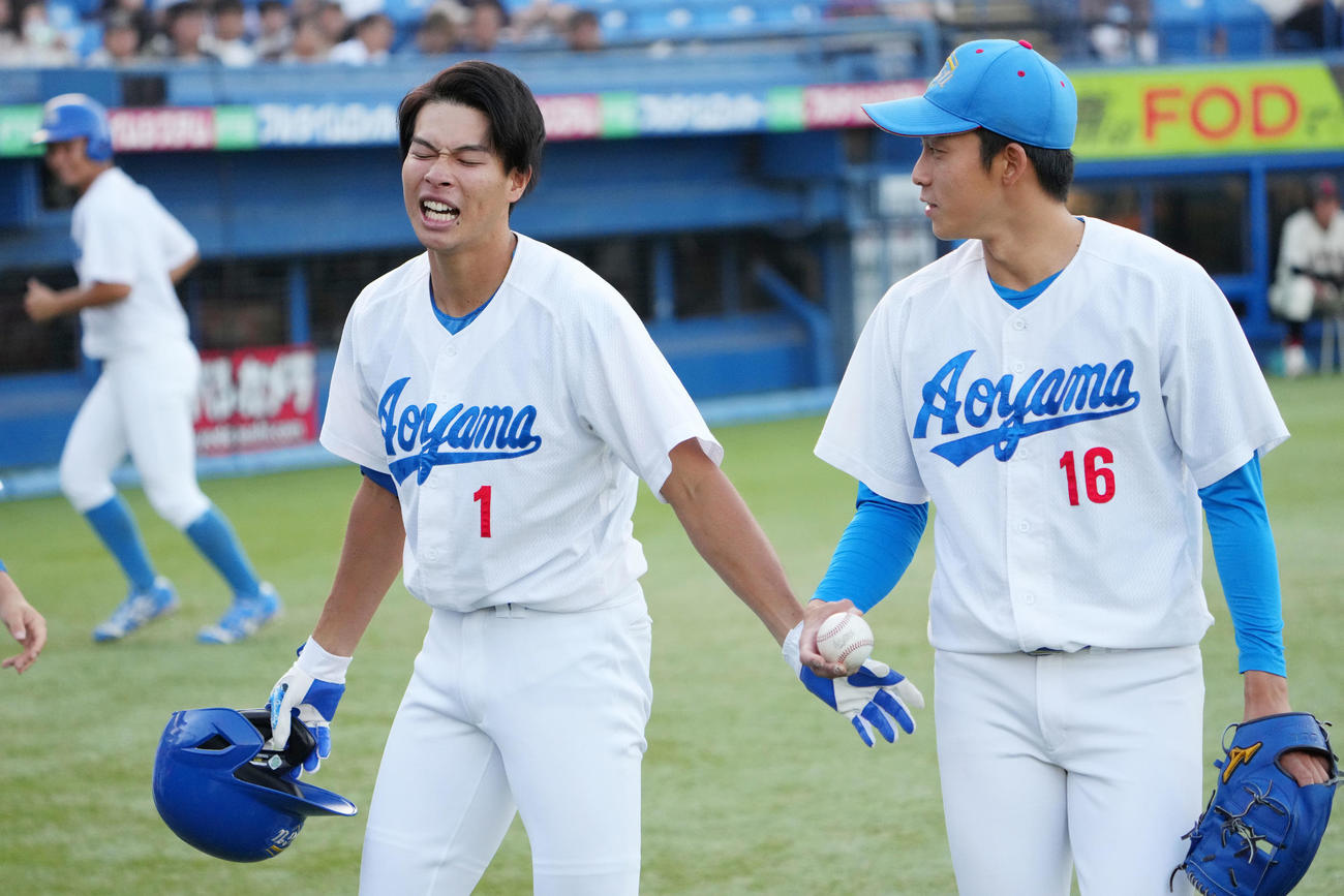 日大対青学大　6回裏青学大2死満塁、右越え満塁本塁打を放ち常広（右）とタッチを交わす中島（撮影・横山健太）