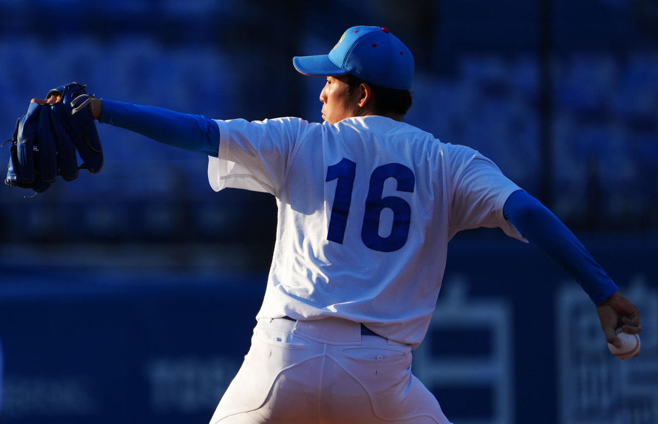 日大対青学大　力投する青学大先発の常広（撮影・横山健太）