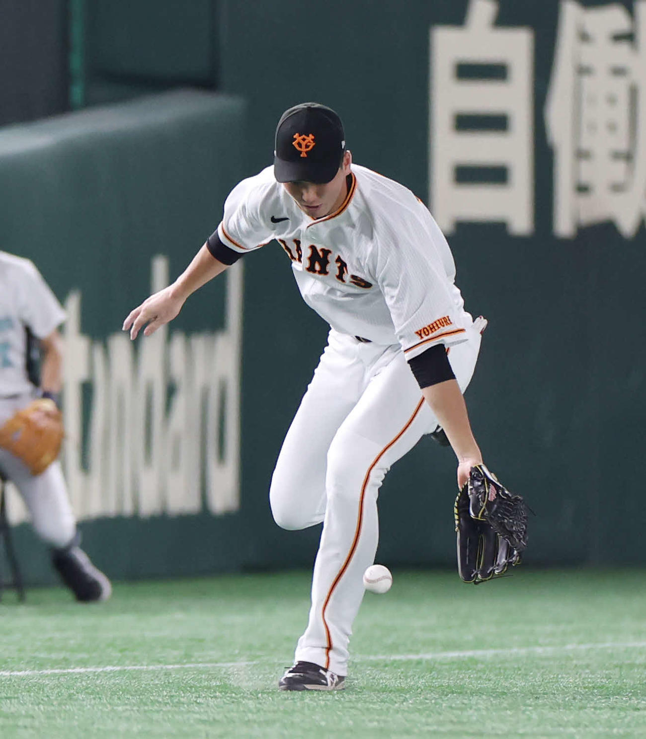 落球する巨人秋広優人（2023年7月撮影）