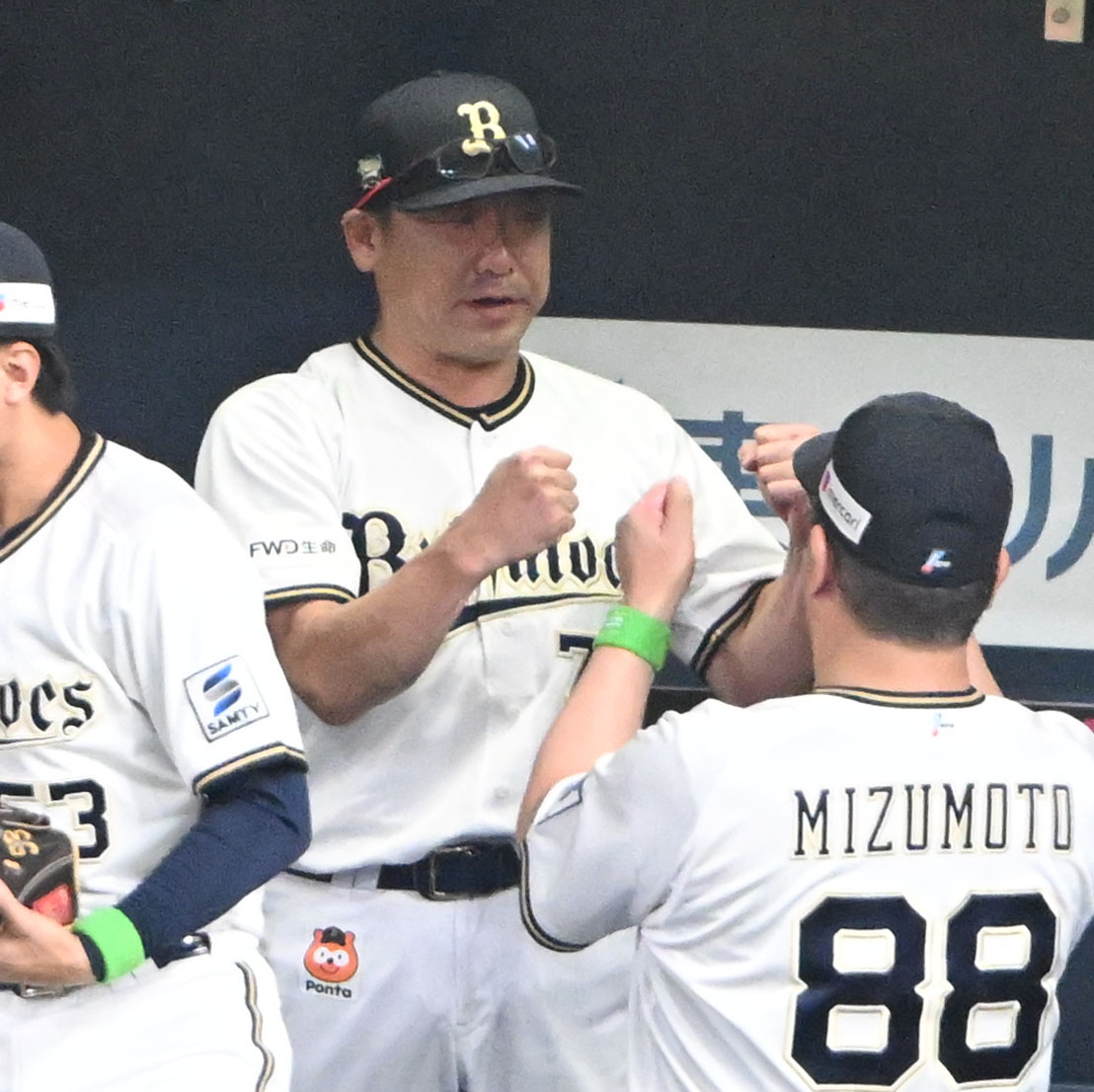 オリックス対ロッテ　ロッテに勝利し喜ぶ中嶋監督（撮影・石井愛子）
