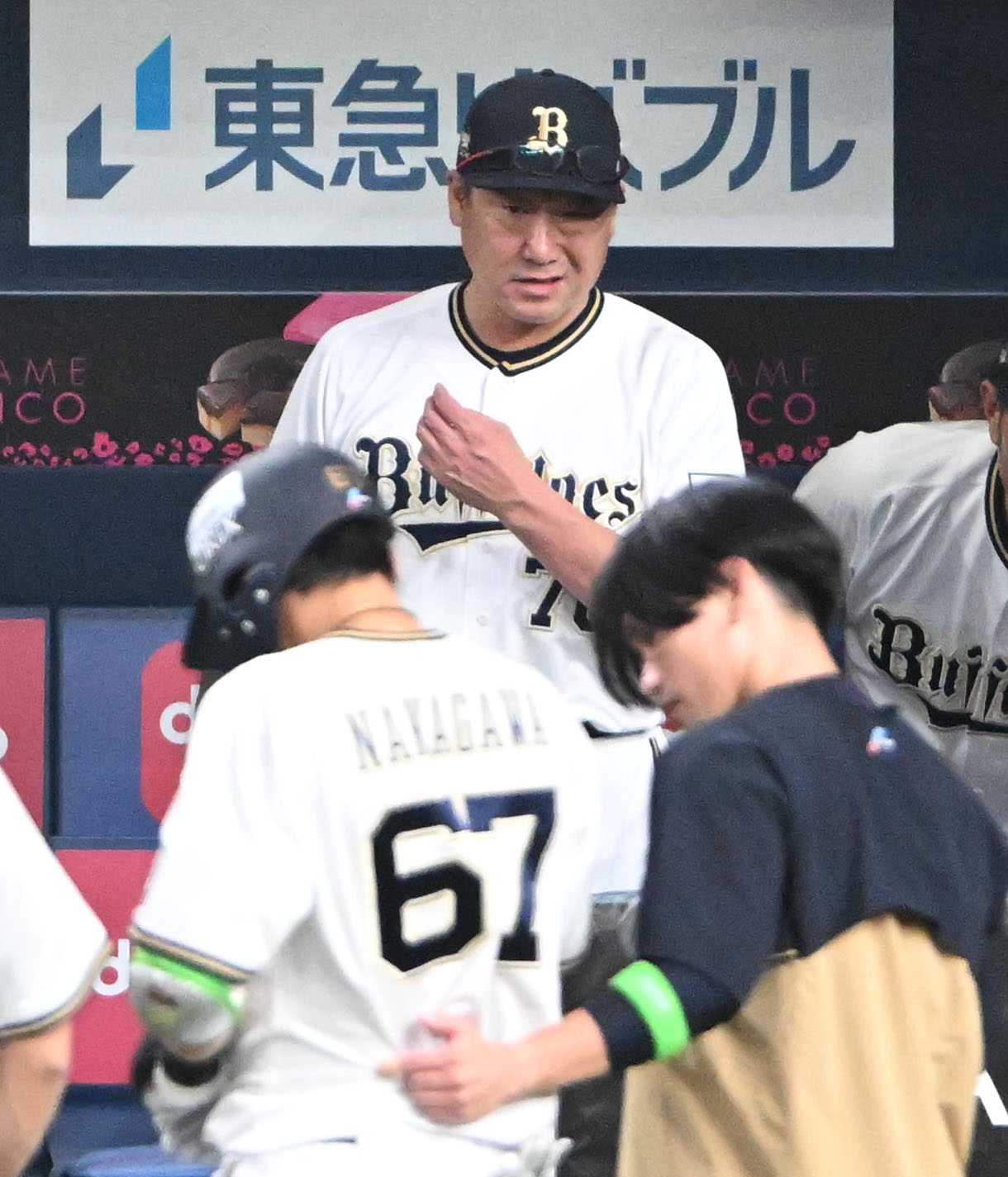 オリックス対ロッテ　3回裏オリックス2死、死球が当たった中川圭（左）を心配する中嶋監督（中央）（撮影・石井愛子）