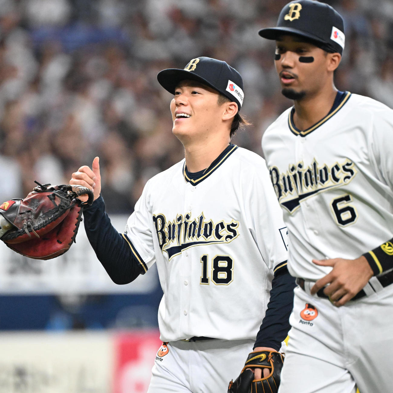 オリックス対ロッテ　初回に3点を失い苦笑いをうかべ若月（左）とともにベンチに戻る山本（撮影・和賀正仁）