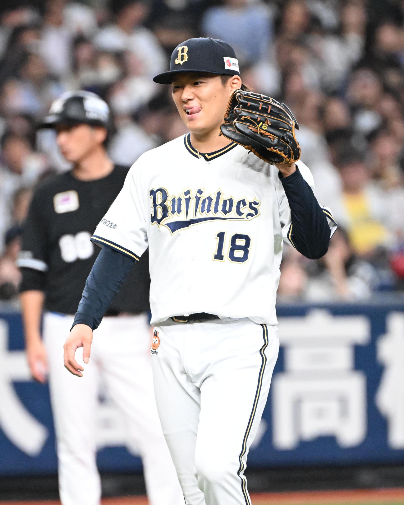 オリックス対ロッテ　1回表ロッテ無死一塁、、藤岡に中前打を浴び顔をしかめる山本（撮影・和賀正仁）