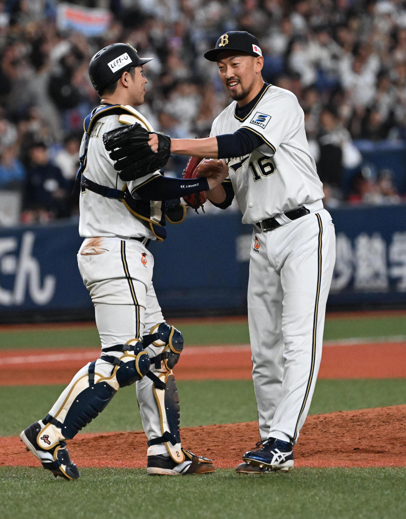 オリックス対ロッテ　ロッテとの初戦を勝利し平野佳（右）と若月（撮影・和賀正仁）