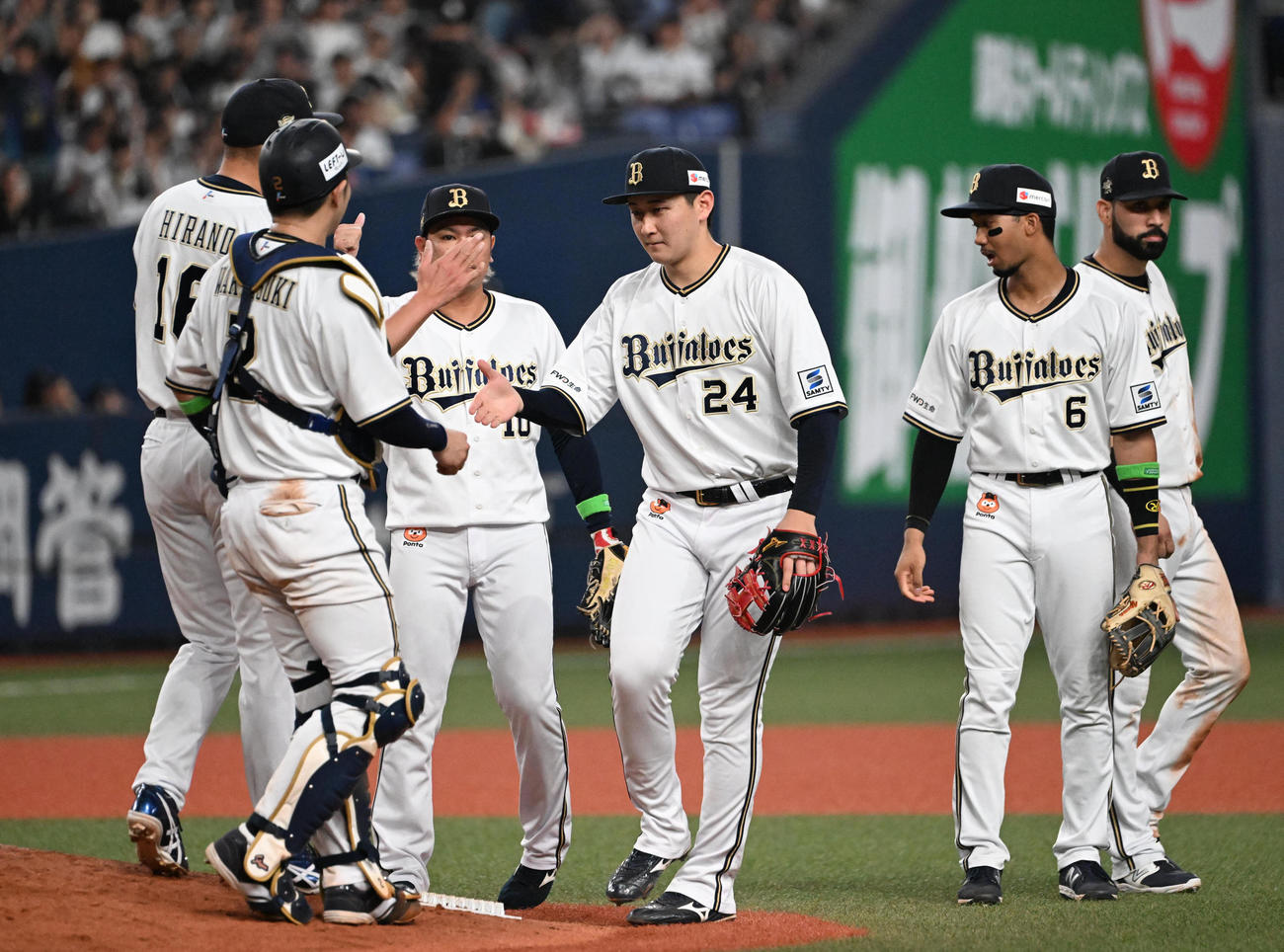 オリックス対ロッテ　ロッテとの初戦を勝利しタッチを交わすオリックスナイン（撮影・和賀正仁）