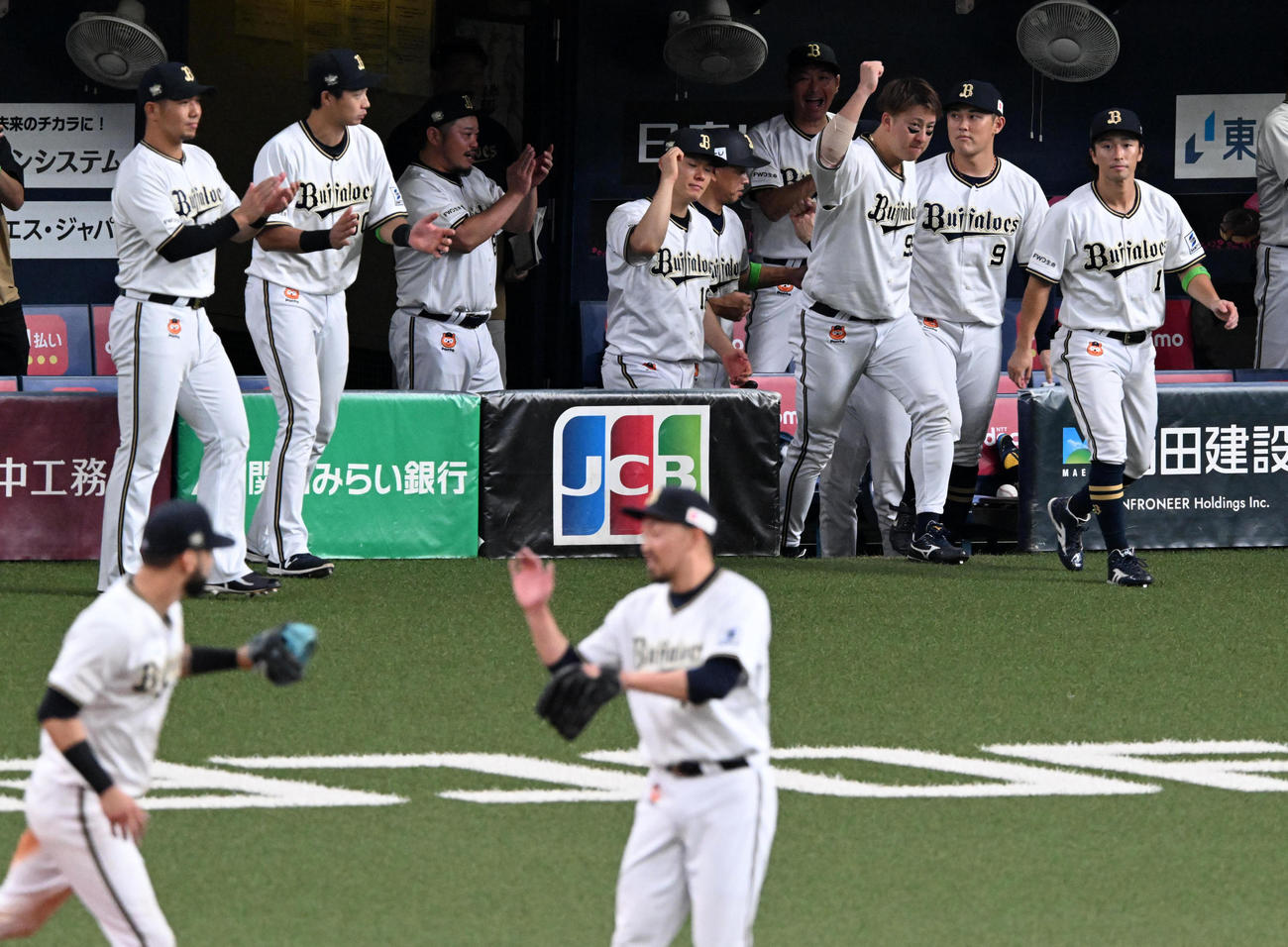 オリックス対ロッテ　ロッテに逆転勝ち、喜ぶオリックスナイン（撮影・前岡正明）