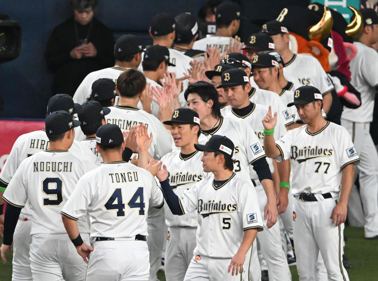 オリックス対ロッテ　ロッテに勝利し喜ぶオリックスナイン（撮影・石井愛子）
