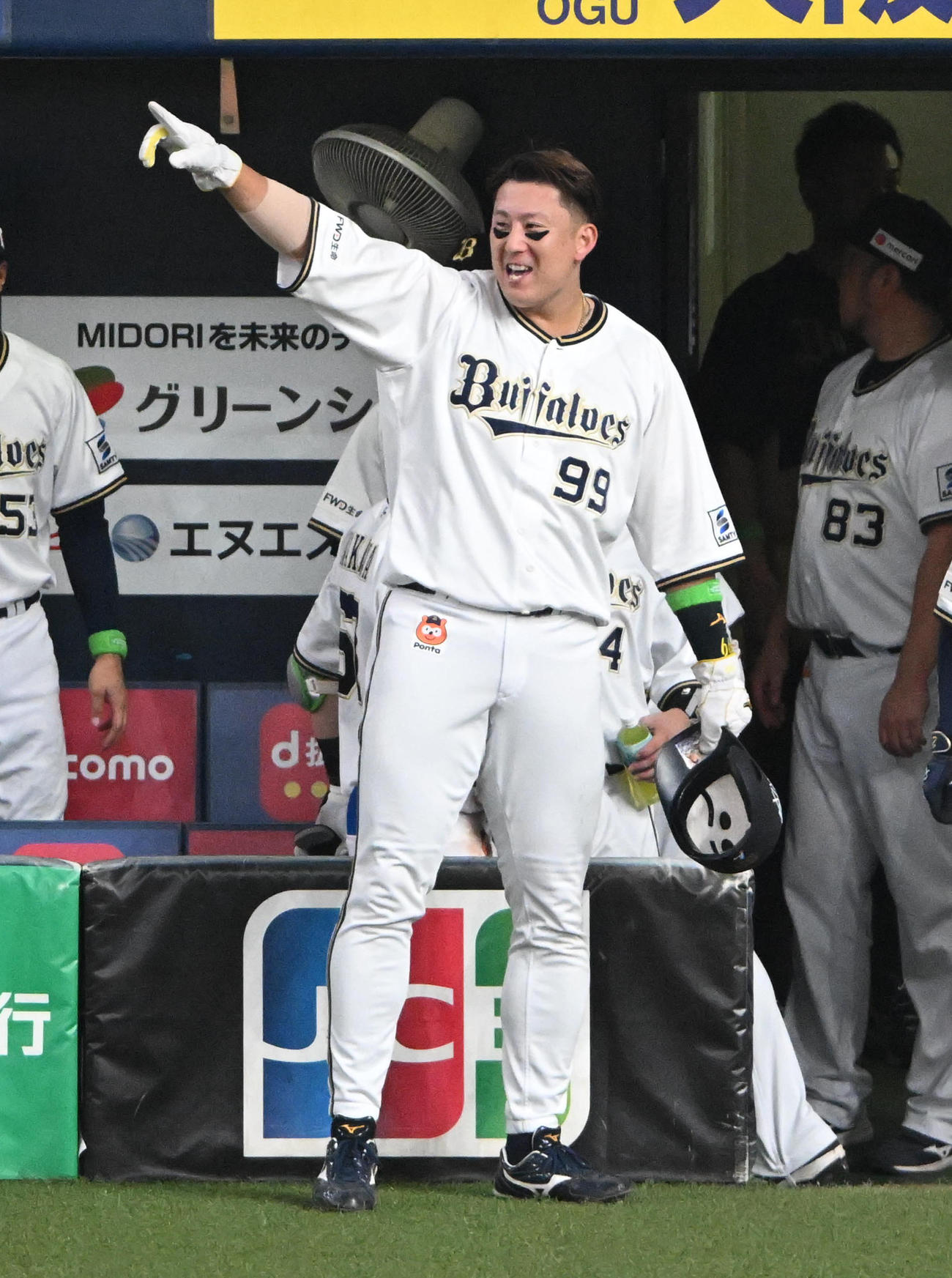 オリックス対ロッテ　6回裏オリックス無死一、三塁、紅林弘太郎の適時打で生還した杉本（撮影・石井愛子）