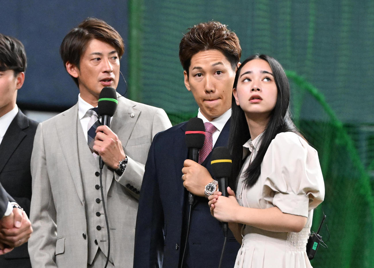 解説で球場を訪れた能見氏（左）とレッドソックス吉田、右は宮城の妹で宮城弥生（撮影・和賀正仁）