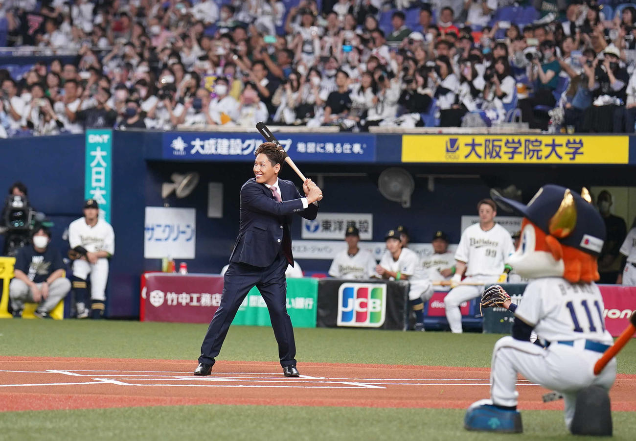 オリックス対ロッテ　能見氏の始球式で打席に立つレッドソックス吉田（撮影・狩俣裕三）