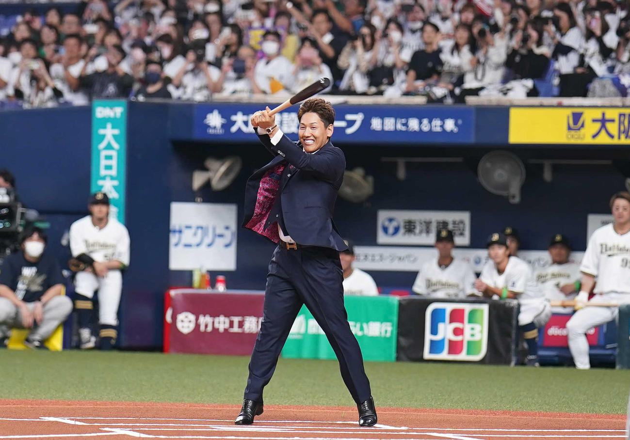 オリックス対ロッテ　能見氏の始球式で打席に立つレッドソックス吉田（撮影・狩俣裕三）
