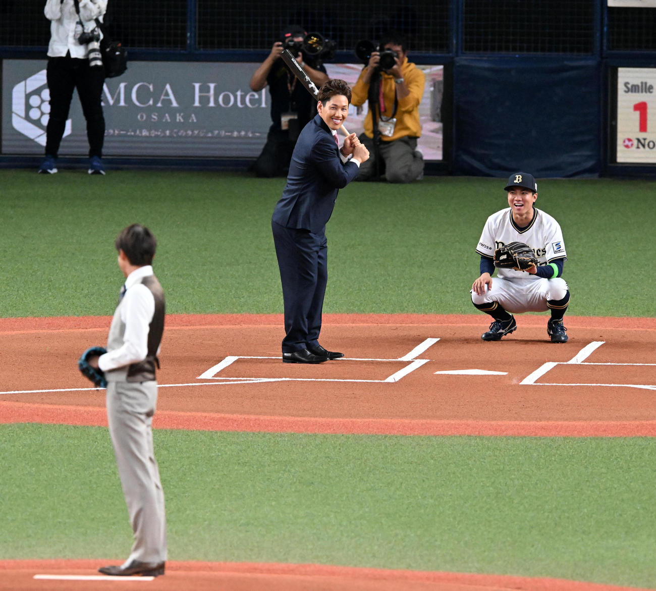 オリックス対ロッテ　特別始球式の打席に立つレッドソックス吉田。投手能見篤史氏、捕手宜保（撮影・前岡正明）