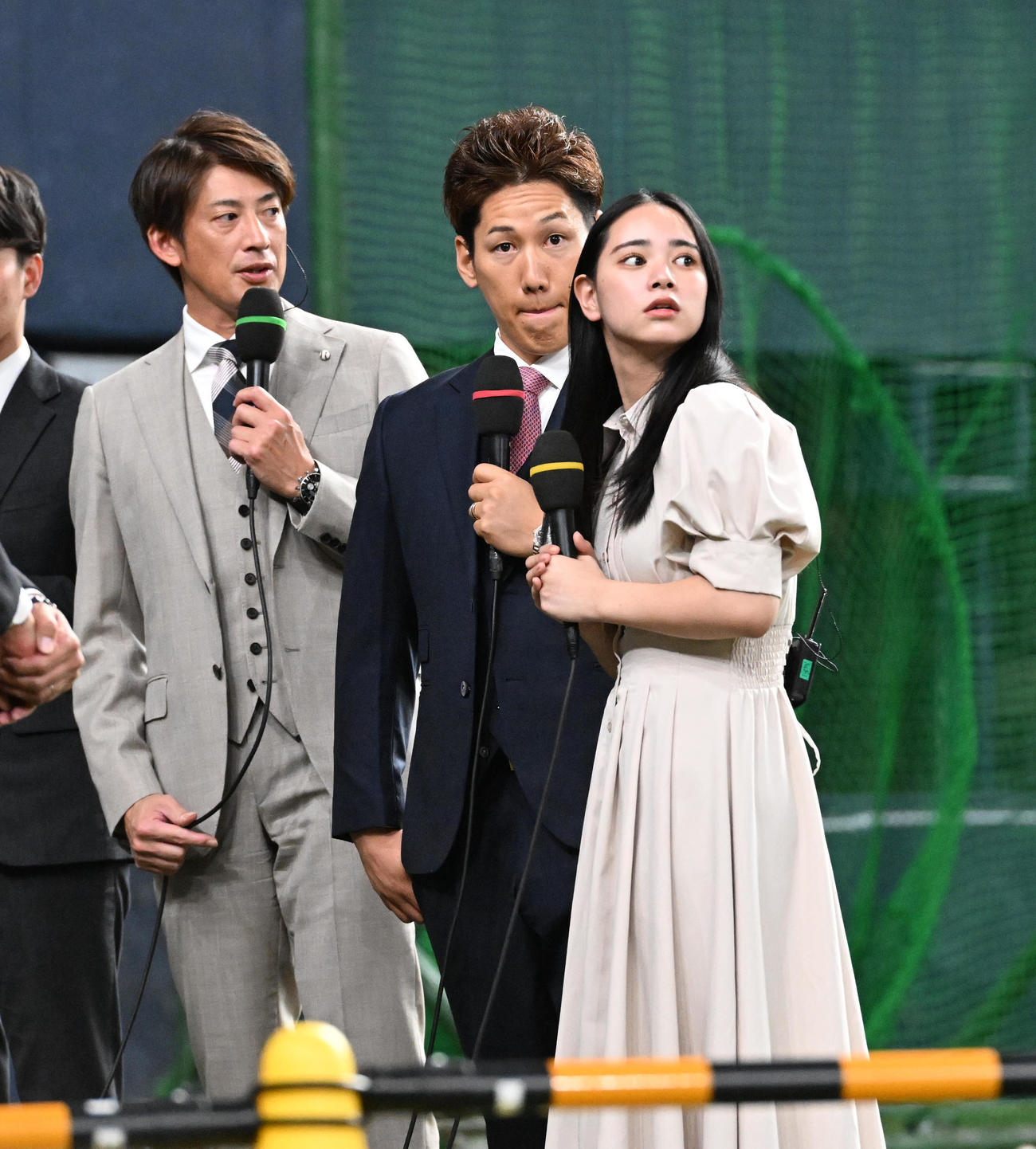 解説で球場を訪れた能見氏（左）とレッドソックス吉田、右は宮城の妹で宮城弥生（撮影・和賀正仁）
