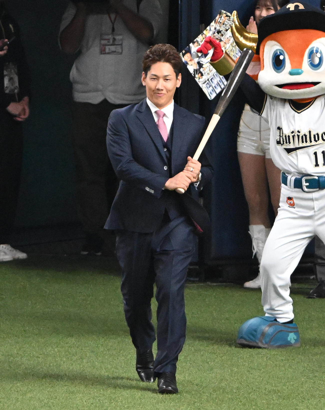 特別始球式を務めるレッドソックス吉田（撮影・石井愛子）