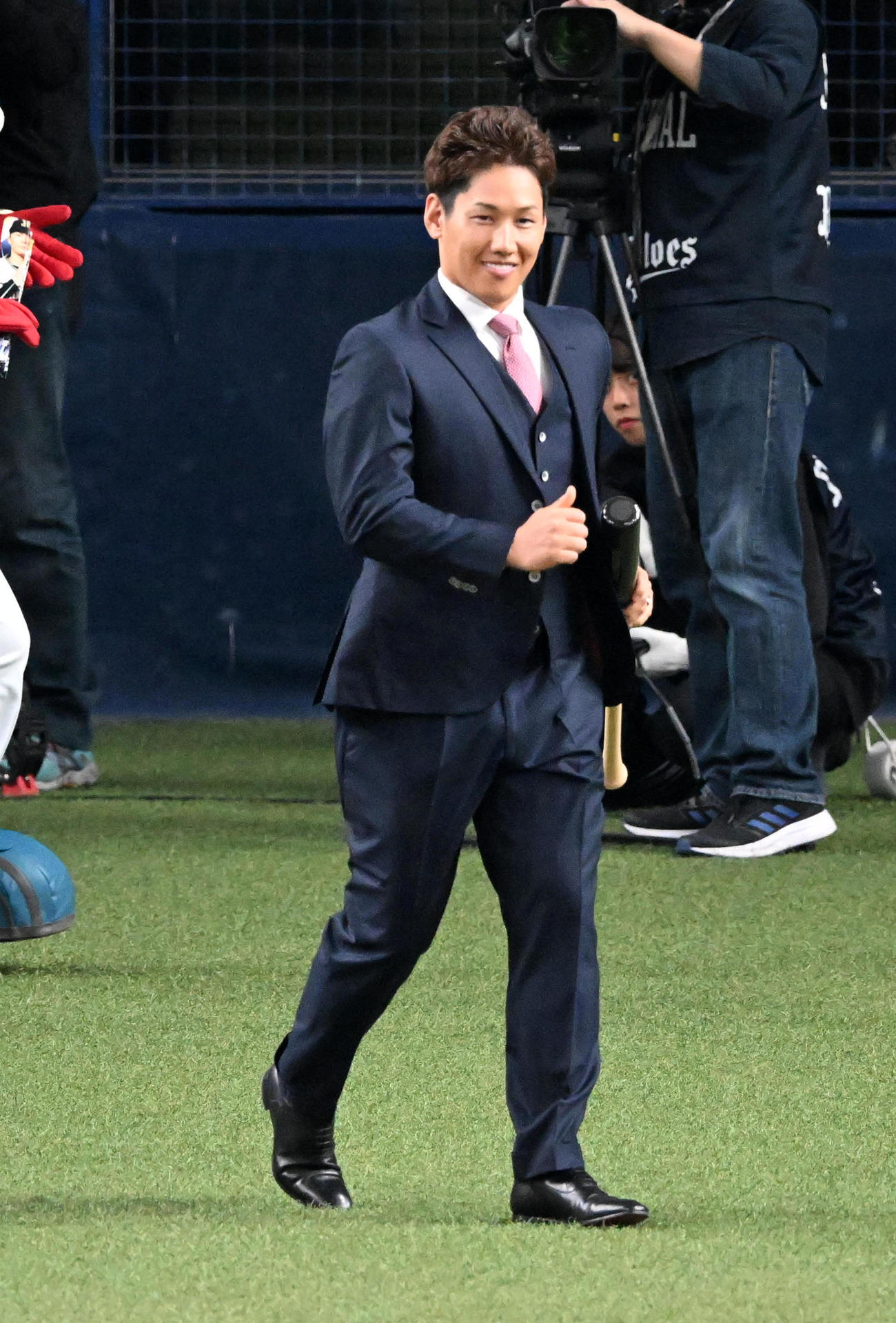 オリックス対ロッテ　始球式の打席に向かうレッドソックス吉田（撮影・前岡正明）