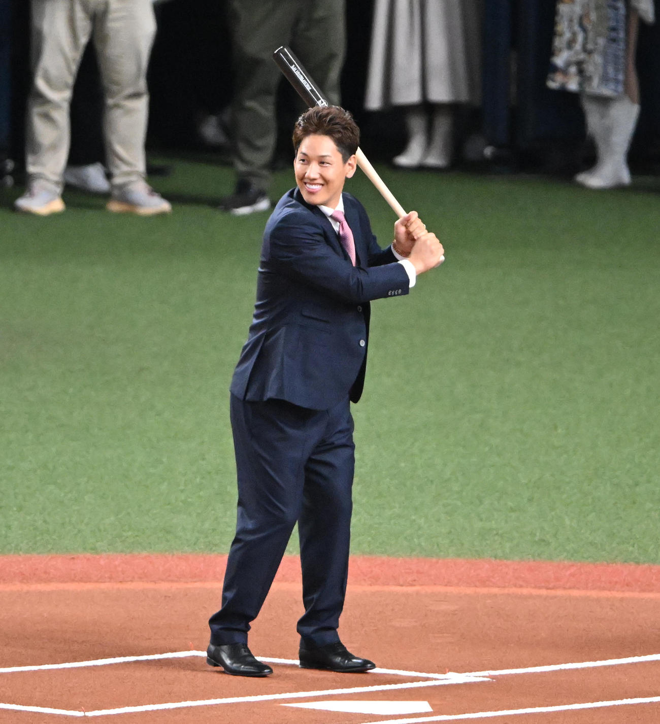 特別始球式を務めるレッドソックス吉田（撮影・石井愛子）