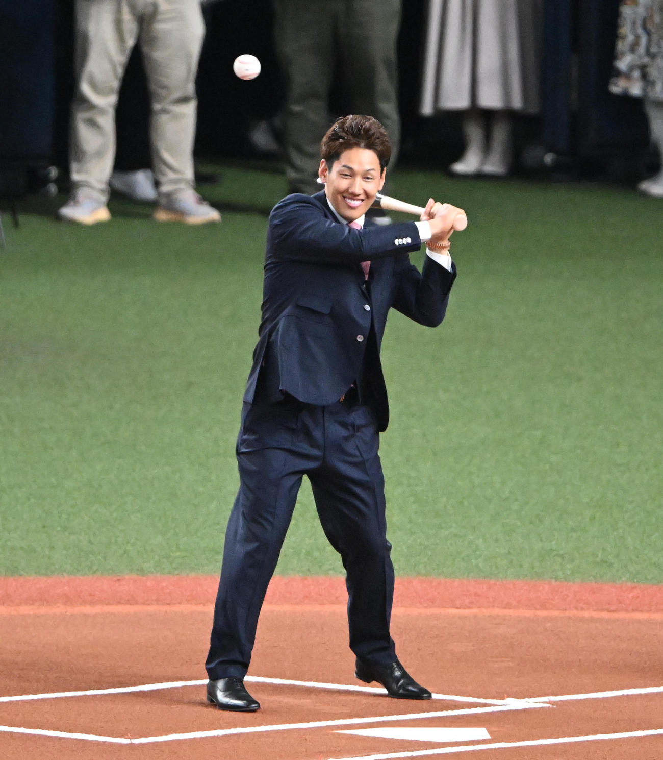 特別始球式を務めるレッドソックス吉田（撮影・石井愛子）