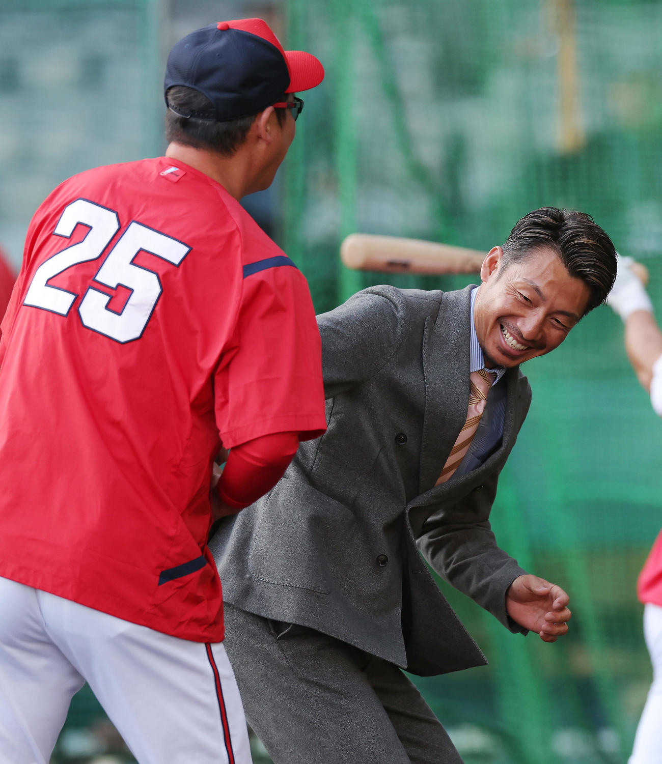 阪神対広島　試合前練習で広島新井監督（手前）にあいさつする日刊スポーツ評論家の鳥谷氏（撮影・前田充）