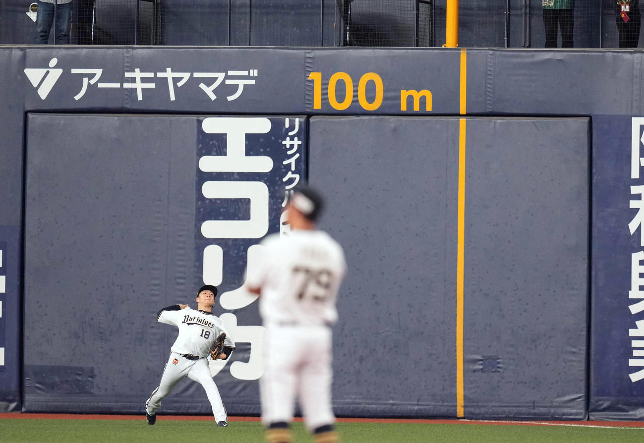 オリックス対ロッテ　試合前、力強く遠投するオリックス先発の山本（撮影・狩俣裕三）