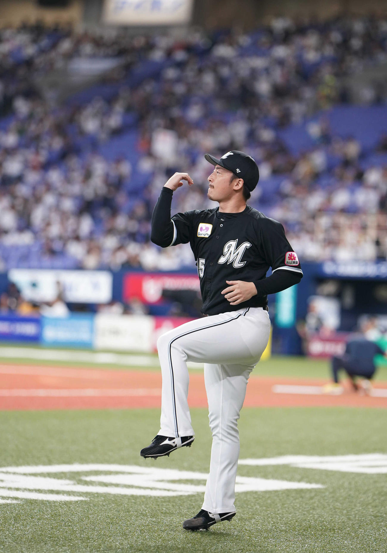 オリックス対ロッテ　ウオーミングアップをするロッテ先発の美馬（撮影・狩俣裕三）