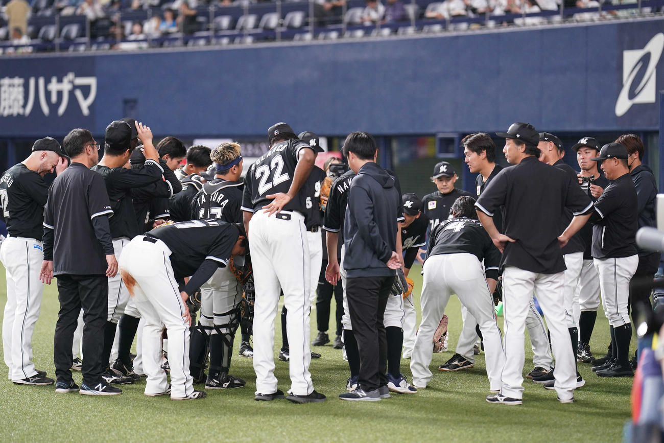 オリックス対ロッテ　試合前の円陣で声出しする安田（右）（撮影・狩俣裕三）