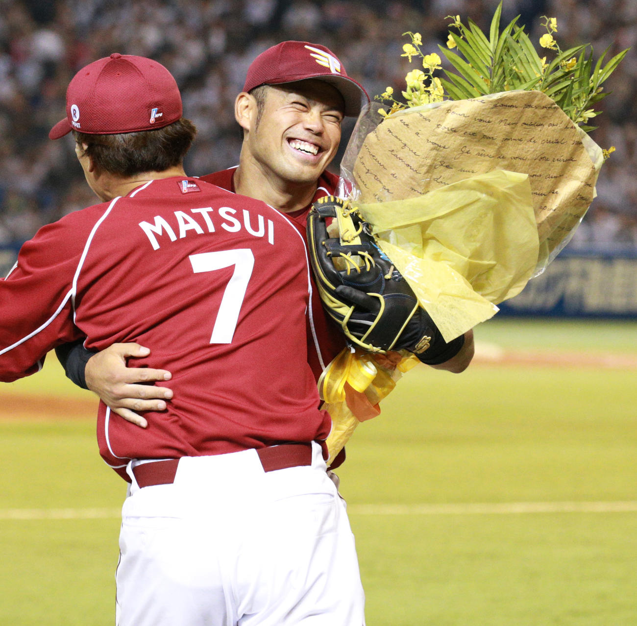 2016年10月、1500試合出場を達成し松井稼（左）から花束を受け取り抱き合う楽天今江