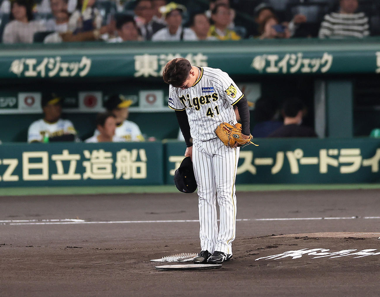 阪神対広島　マウンドに上がり一礼する阪神村上（撮影・足立雅史）