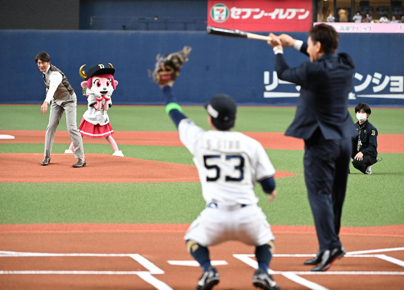 オリックス対ロッテ　特別始球式を行う能見氏、打者はレッドソックス吉田（撮影・和賀正仁）