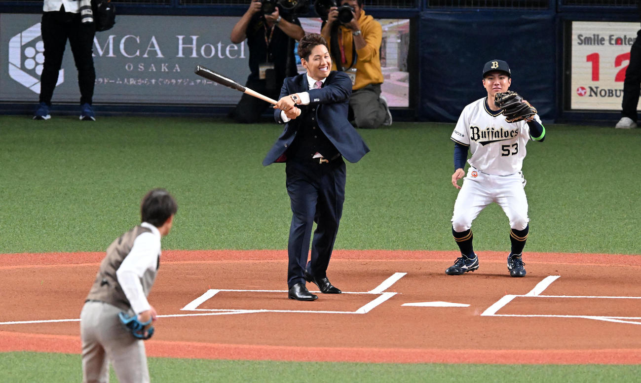 オリックス対ロッテ　特別始球式の打席に立つレッドソックス吉田。投手能見篤史氏、捕手宜保（撮影・前岡正明）