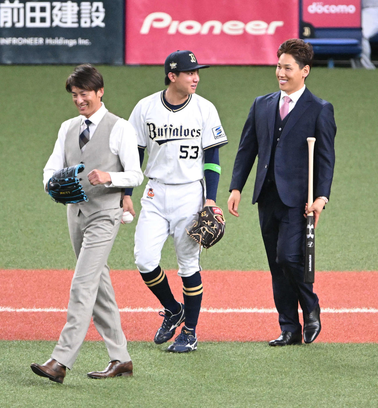 特別始球式を務めた能見篤史氏（左）、レッドソックス吉田（右）。中央は宜保（撮影・石井愛子）
