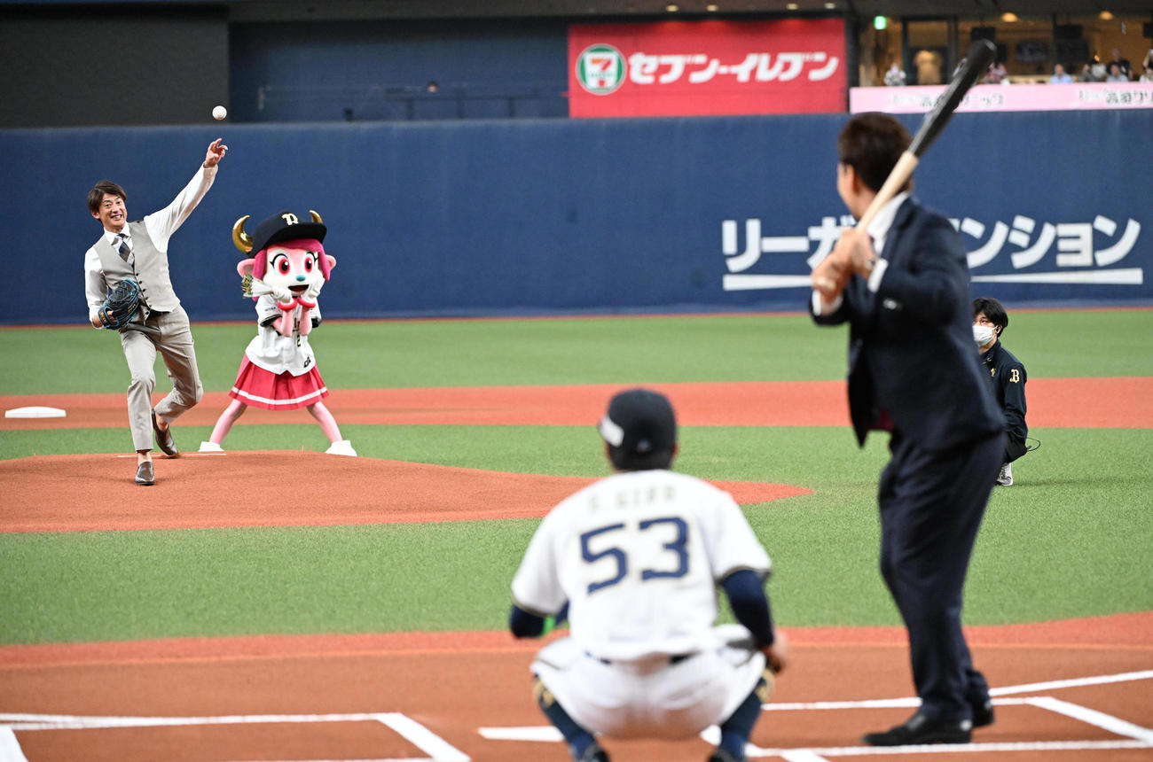 オリックス対ロッテ　特別始球式を行う能見氏、打者はレッドソックス吉田（撮影・和賀正仁）