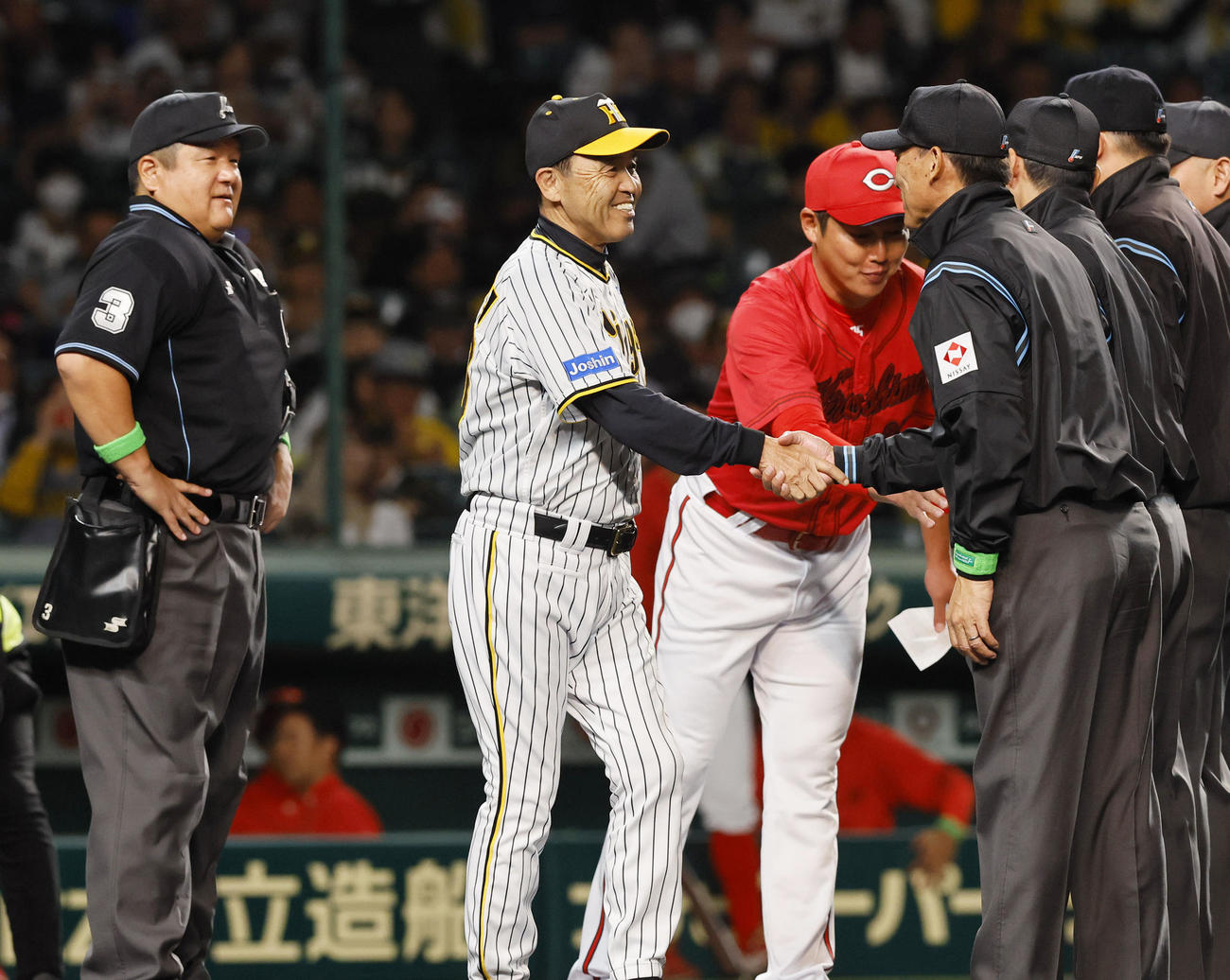 阪神対広島　メンバー表交換する広島新井監督と阪神岡田監督（撮影・藤尾明華）