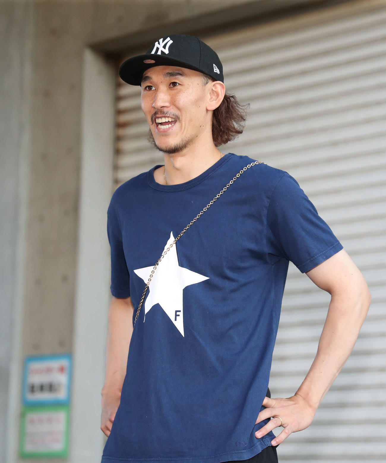 囲み取材で笑顔を見せる三森（撮影・冨田成美）