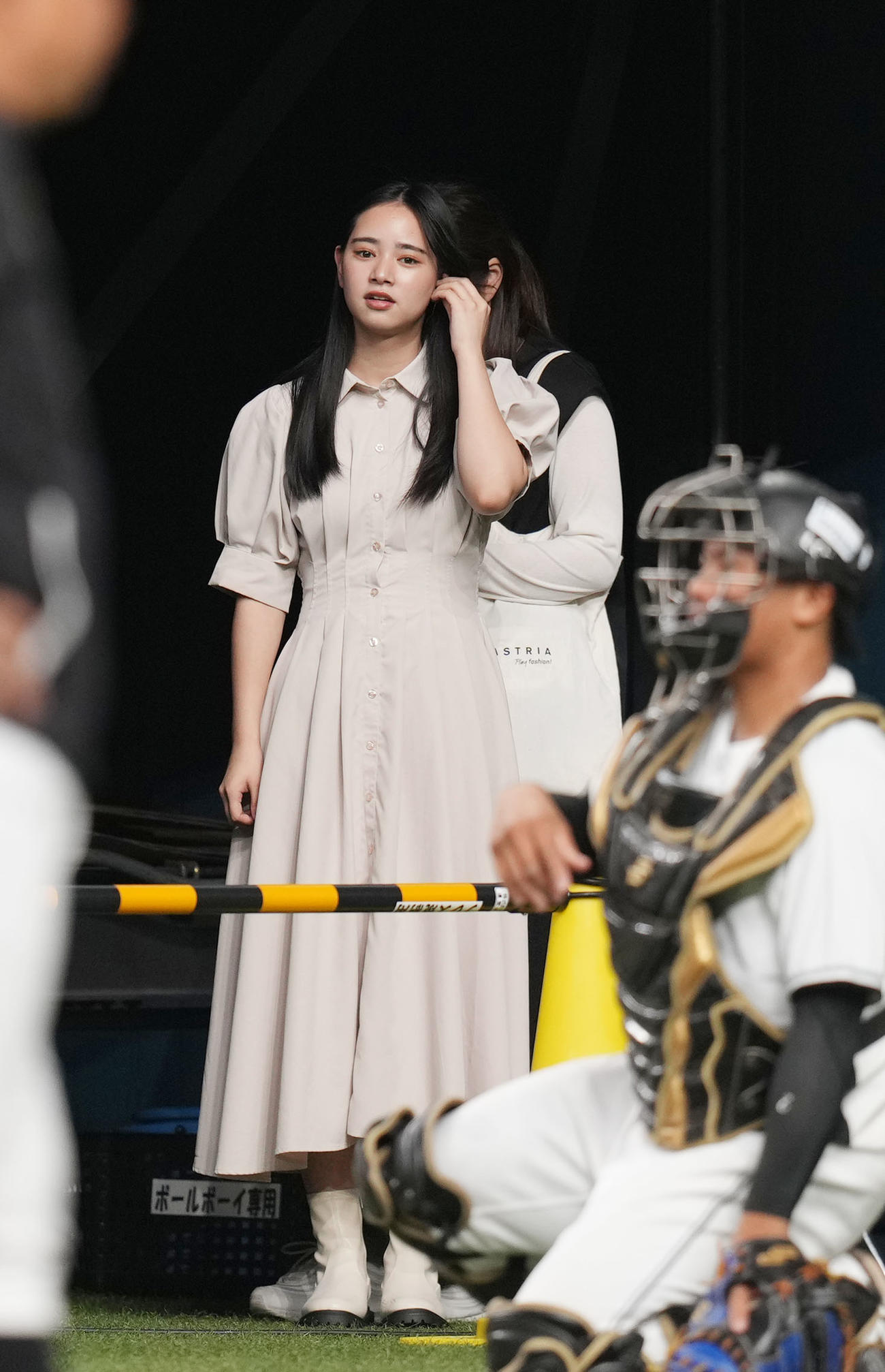 オリックス対ロッテ　オリックスの練習を見守る宮城大弥の妹の宮城弥生（撮影・狩俣裕三）