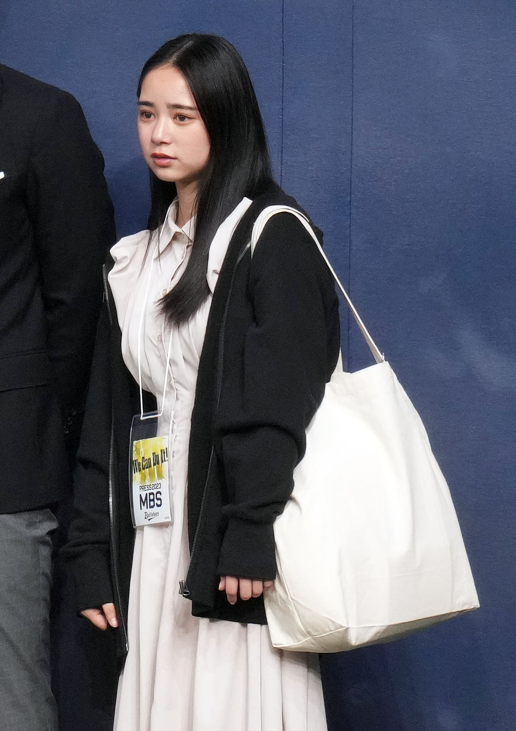 オリックス対ロッテ　オリックスの練習を見守る宮城大弥の妹の宮城弥生（撮影・狩俣裕三）