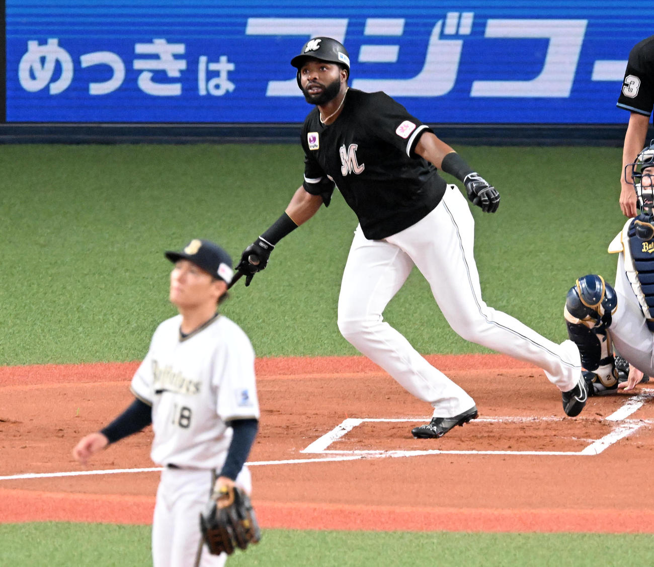 オリックス対ロッテ　1回表ロッテ1死二、三塁、ポランコは先制の右適時2点二塁打を放つ。投手山本（撮影・前岡正明）