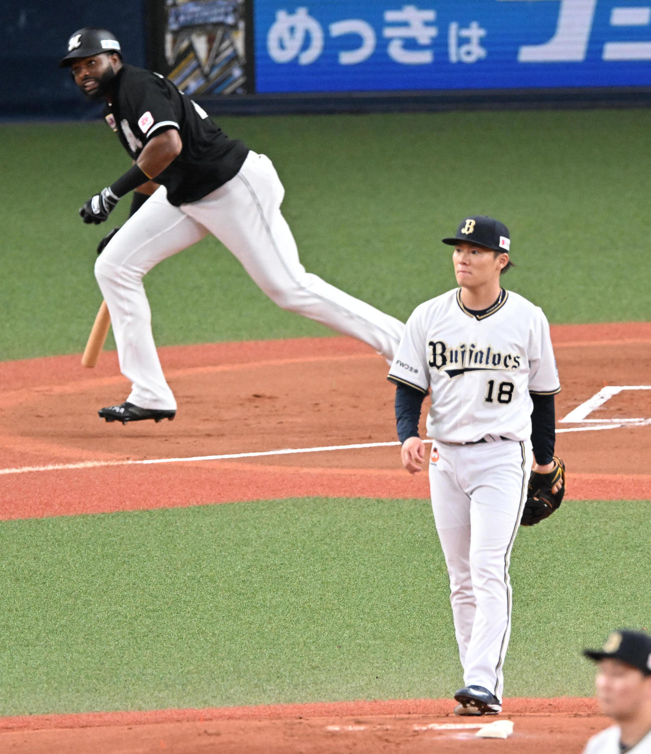 オリックス対ロッテ　1回表ロッテ1死二、三塁、ポランコに先制右適時2点二塁打を打たれた山本（撮影・前岡正明）