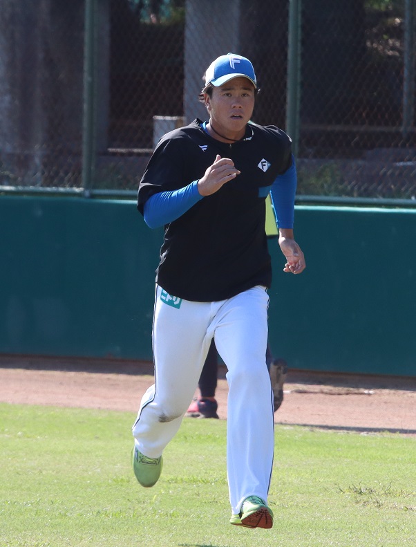 宮崎で黙々と走り込む日本ハム畔柳（撮影・永野高輔）