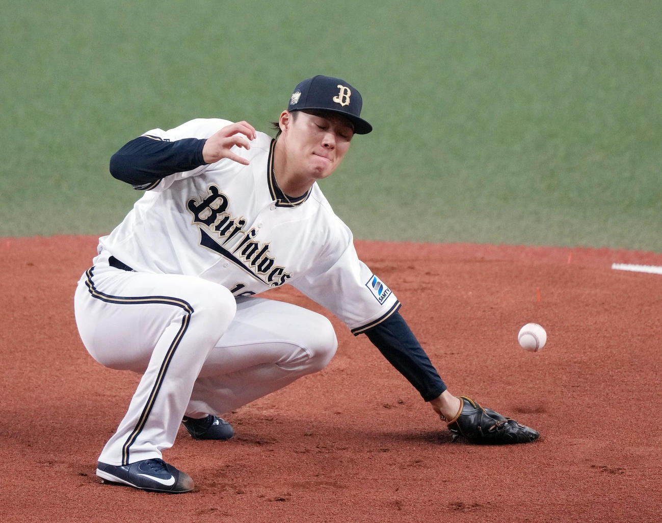 オリックス対ロッテ　1回表ロッテ無死、荻野貴の打球をはじき、内野安打を許すオリックス先発の山本（撮影・狩俣裕三）