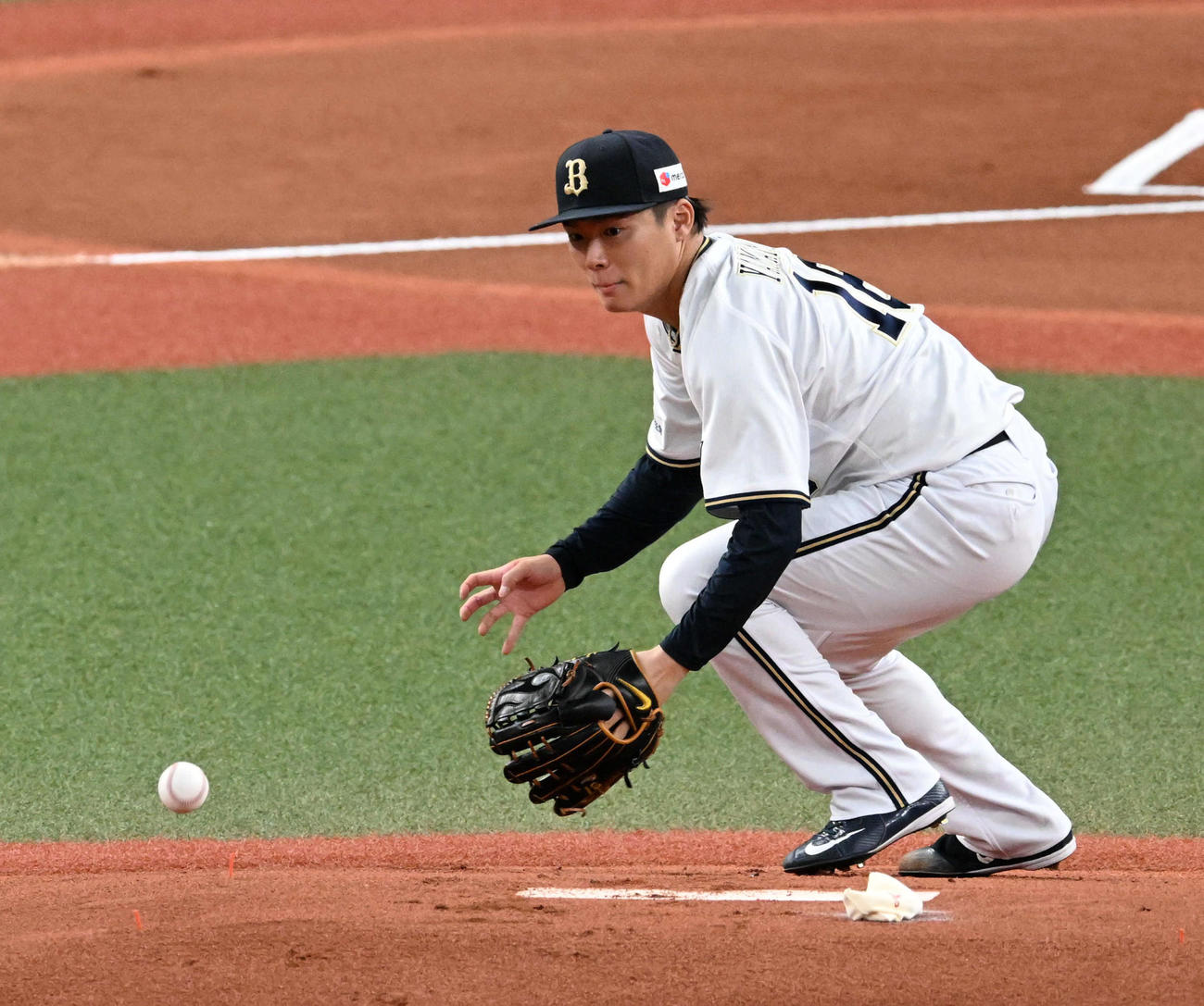 オリックス対ロッテ　1回表ロッテ無死、荻野に強襲安打を打たれた山本（撮影・前岡正明）