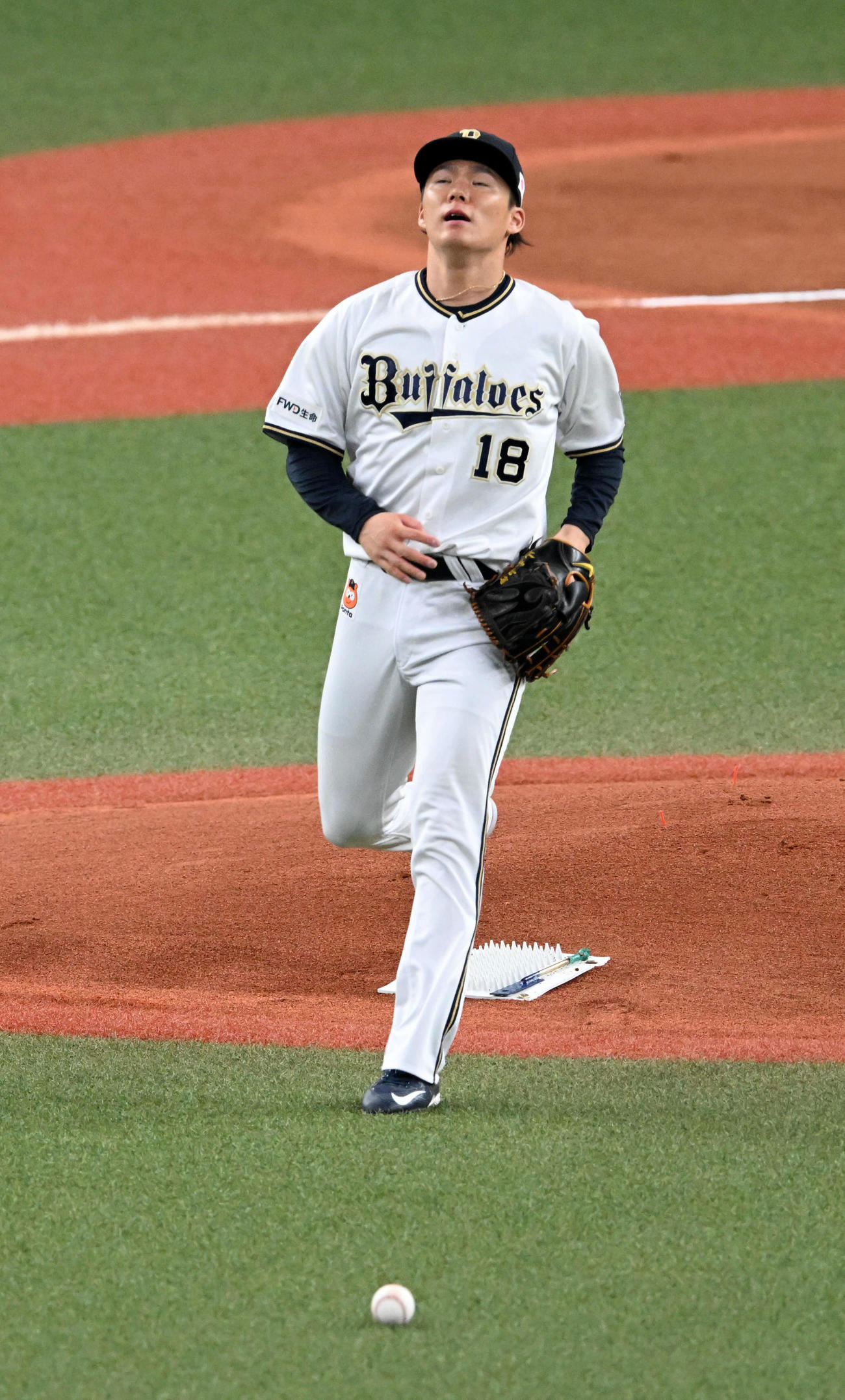 オリックス対ロッテ　1回表ロッテ無死、荻野に強襲安打を打たれた山本（撮影・前岡正明）