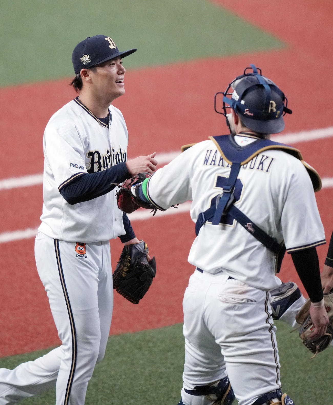 オリックス対ロッテ　1回表を終え、若月（右）に苦笑いする山本（撮影・狩俣裕三）