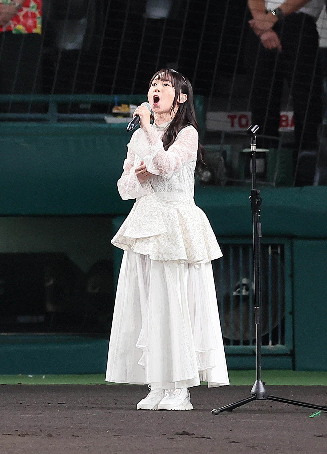 阪神対広島　君が代斉唱を行う声優の水樹奈々（撮影・足立雅史）