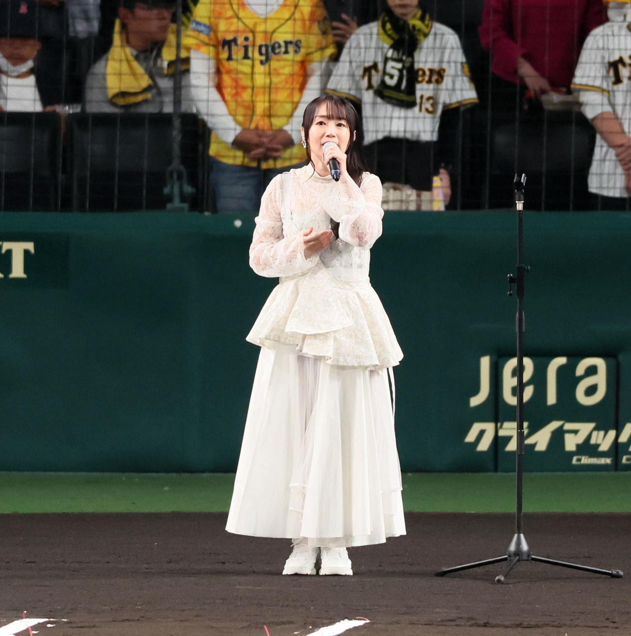 阪神対広島　君が代を独唱する水樹奈々（撮影・加藤哉）