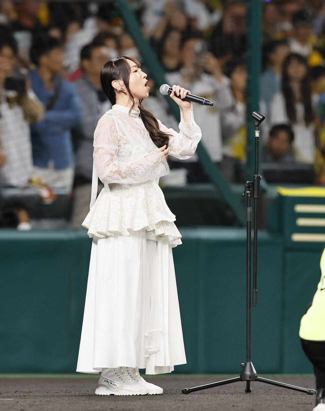 阪神対広島　試合前、君が代を独唱する水樹奈々（撮影・藤尾明華）